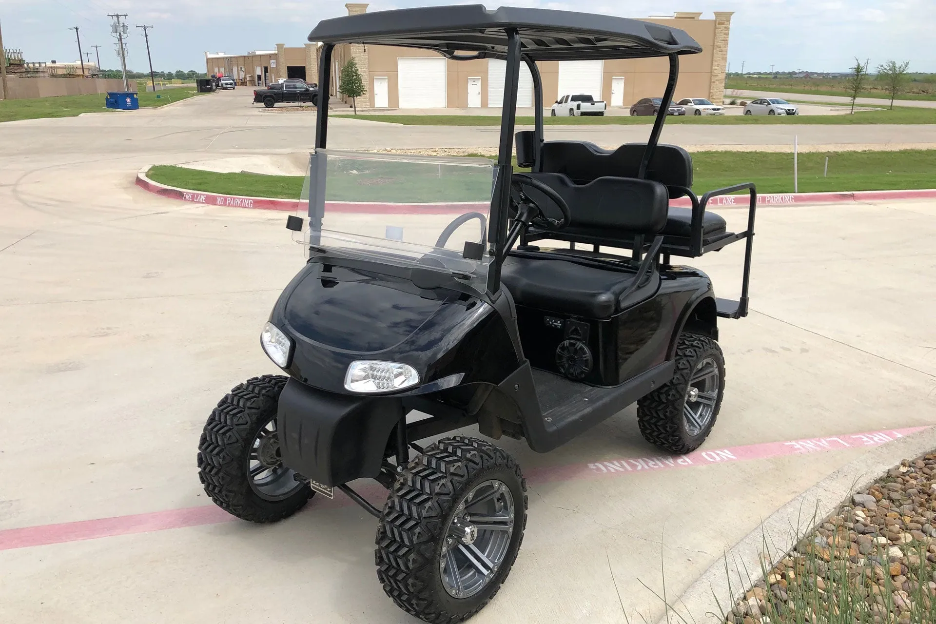 EZ-GO ELECTRIC LIFTED GOLF CART