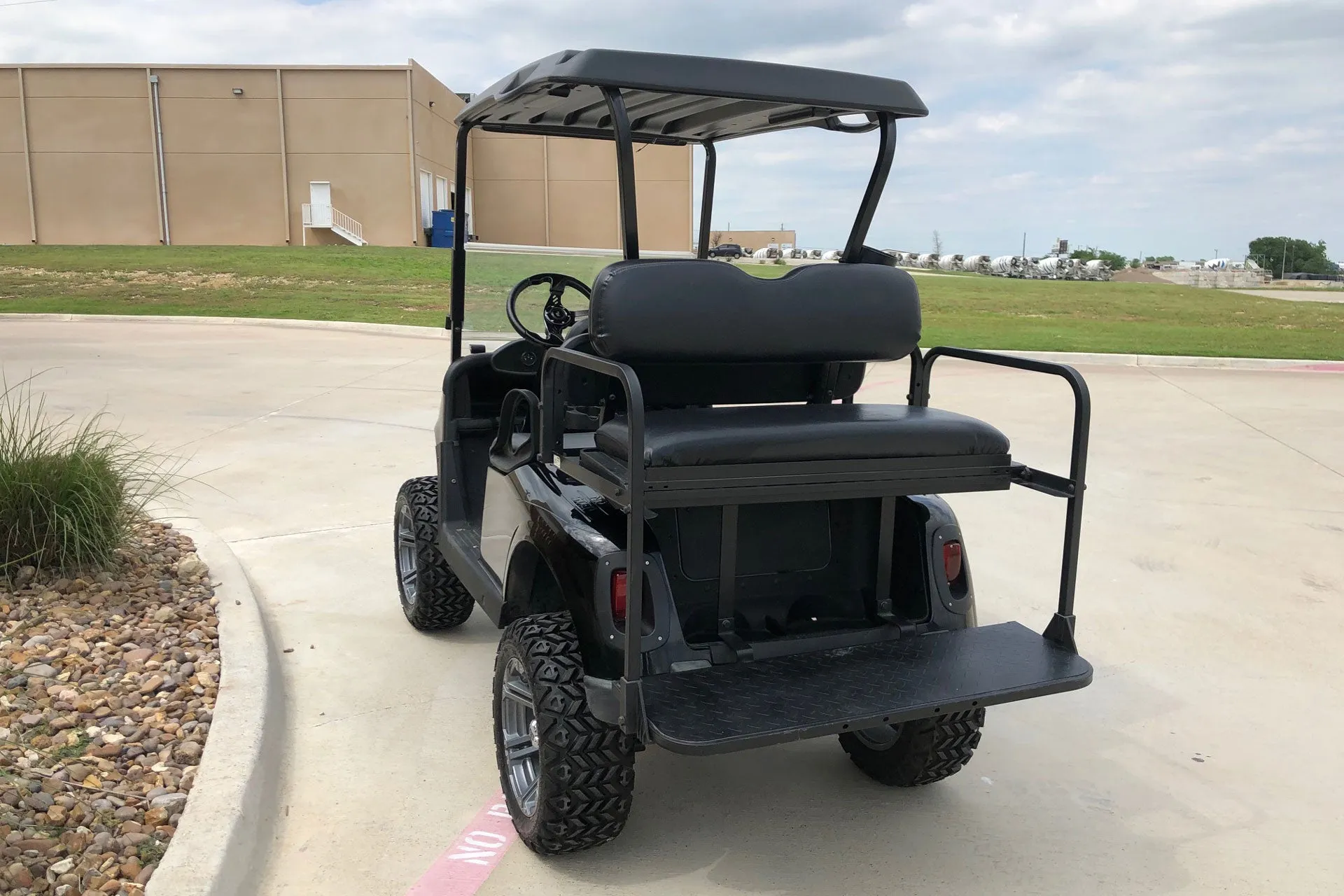 EZ-GO ELECTRIC LIFTED GOLF CART