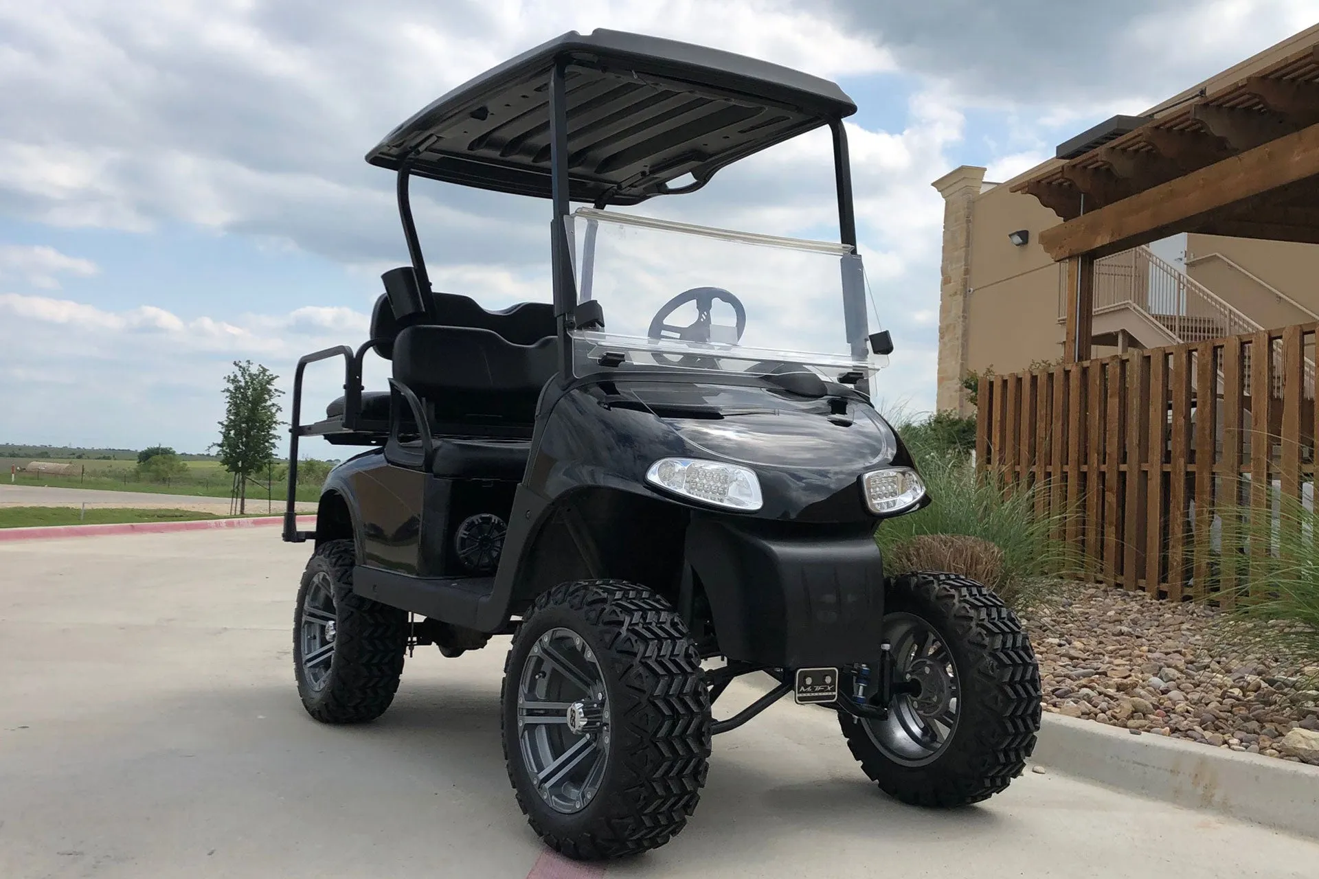 EZ-GO ELECTRIC LIFTED GOLF CART