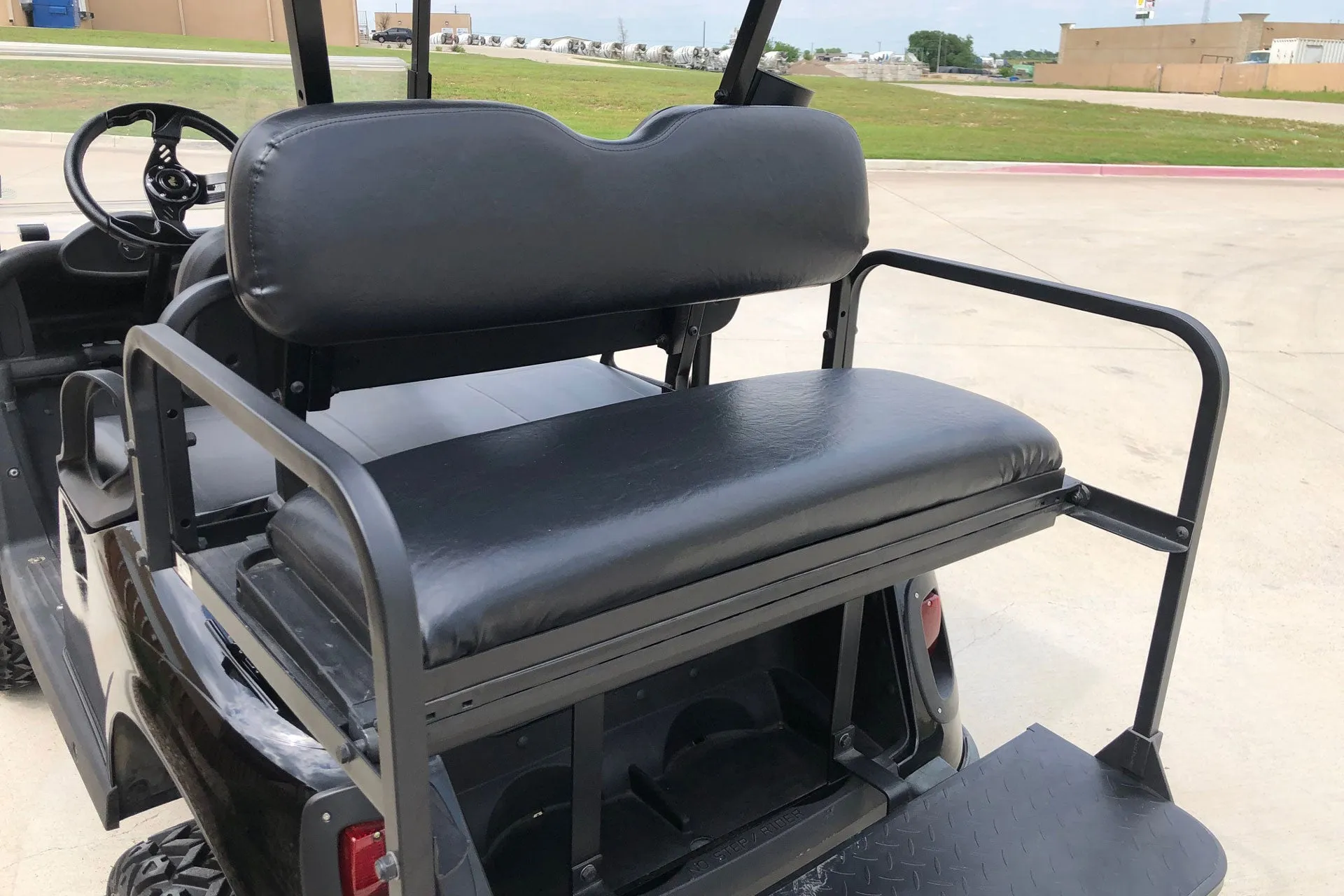 EZ-GO ELECTRIC LIFTED GOLF CART